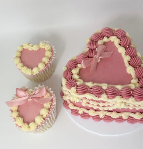 valentines heart cake with vintage piping