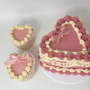valentines heart cake with vintage piping